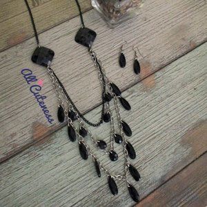 🎀 (NWOT) Necklace with Earrings